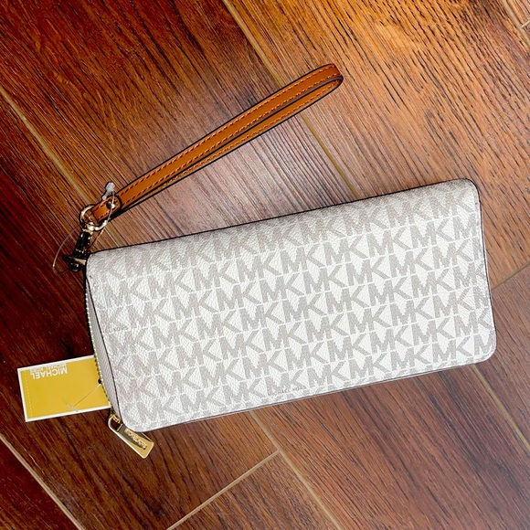 NWT Michael Kors Vanilla Travel Wristlet - Picture 2 of 4